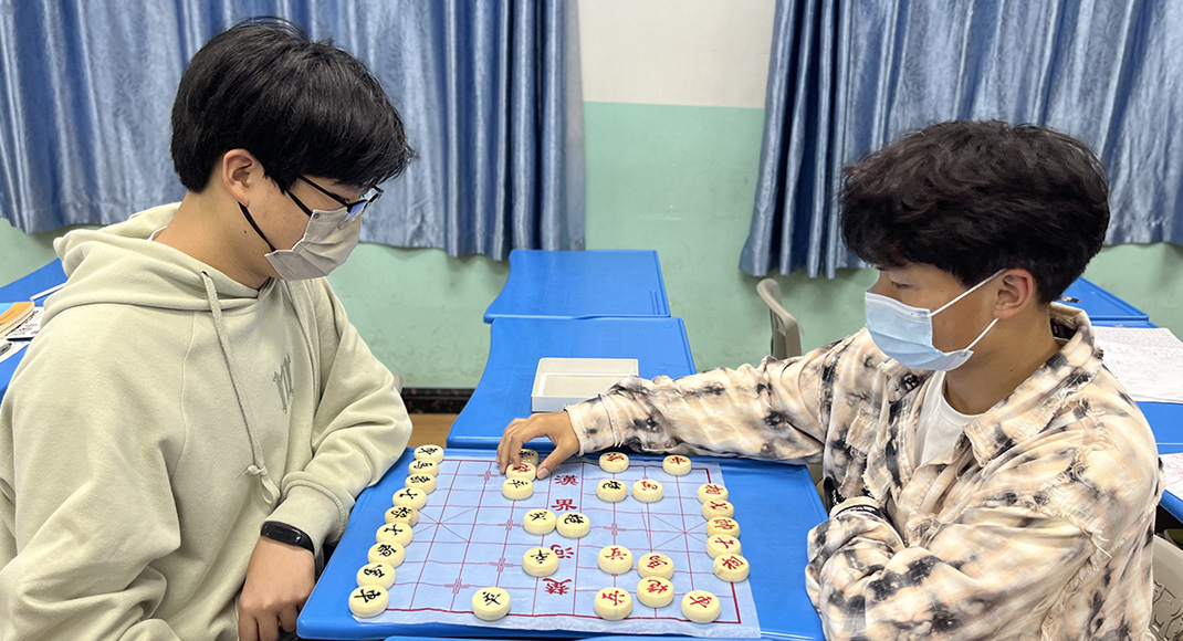 学生下棋