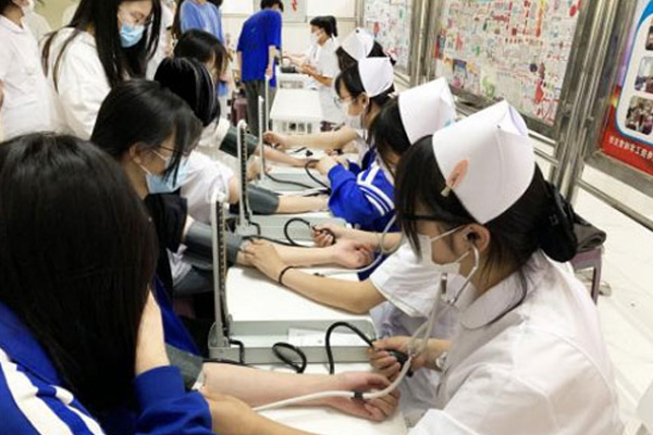 国际护士节｜我校护理专业学生开展“爱心义诊”义务测血压实践活动