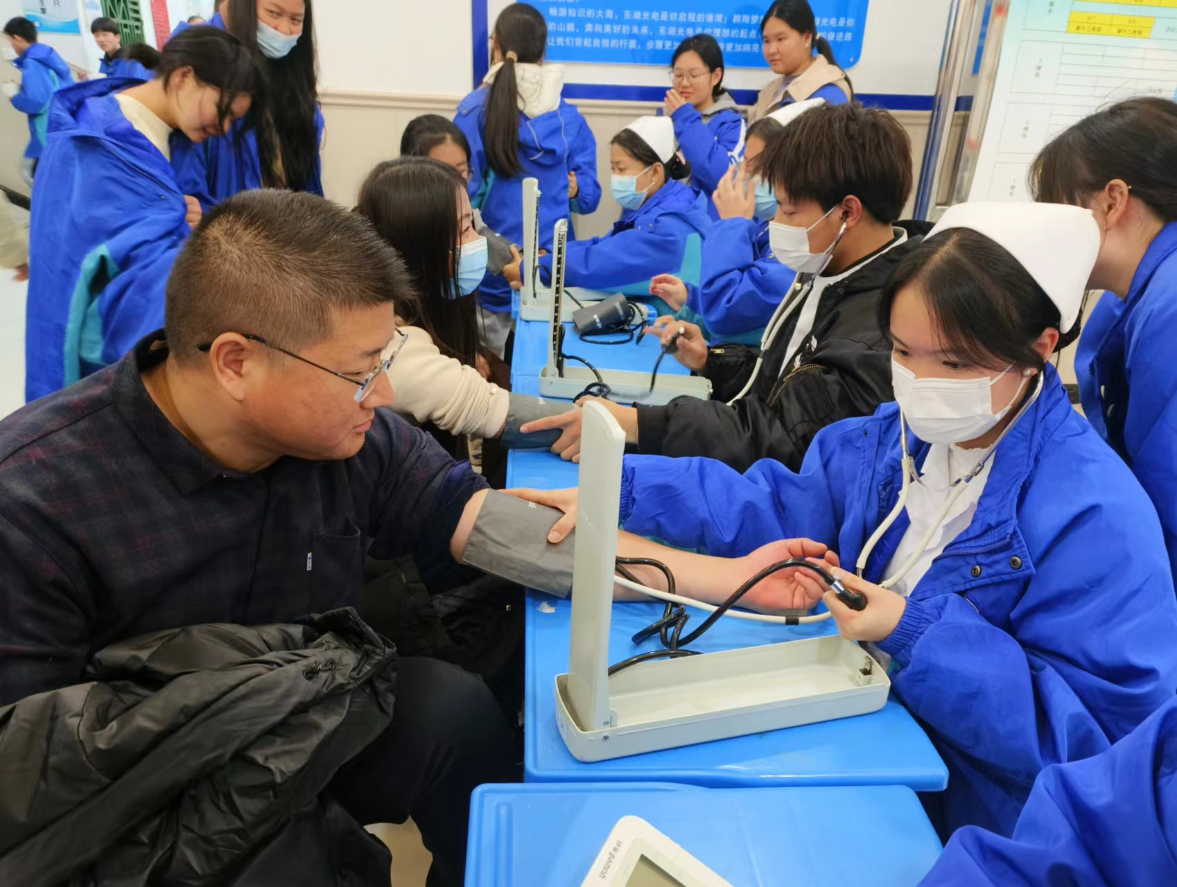 暖心呵护师生健康  携手守护健康校园 | 武汉东湖光电学校开展冬季卫生健康检测活动
