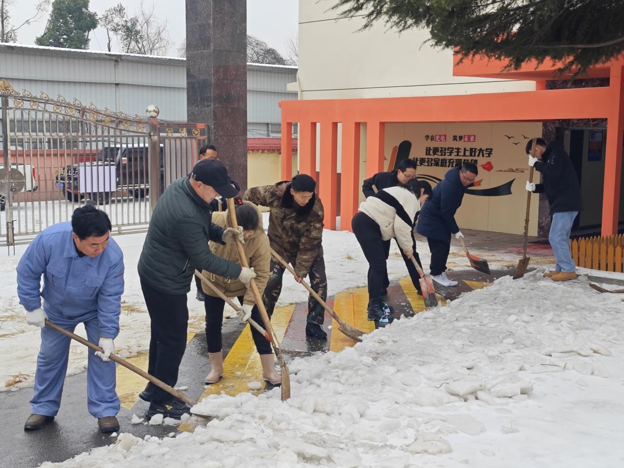 校园除雪齐行动  爱心融化安全路|武汉东湖光电技工学校组织校园除雪行动