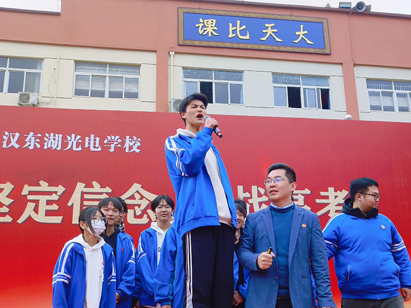 媒体报道|极目新闻报道——燃爆了！这所学校的励志演讲震撼人心，学生勇敢追梦