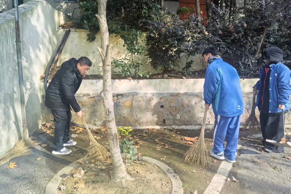 以劳育德润初心  志愿清扫美校园|武汉东湖光电学校开展劳动实践系列活动